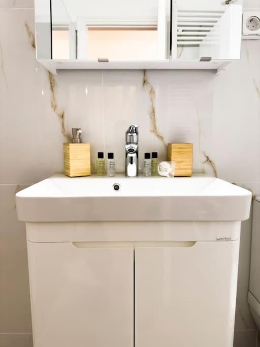 Petite Retreat In Kolonaki, Athens /Netflix Apartment ภายนอก รูปภาพ